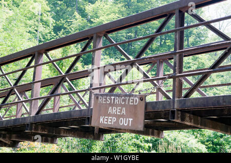 Ein Zeichen auf einer metallenen Brücke, den Menschen zu sagen, dass es sich um eine eingeschränkte Bereiche und Sie dürfen nicht passieren. Stockfoto