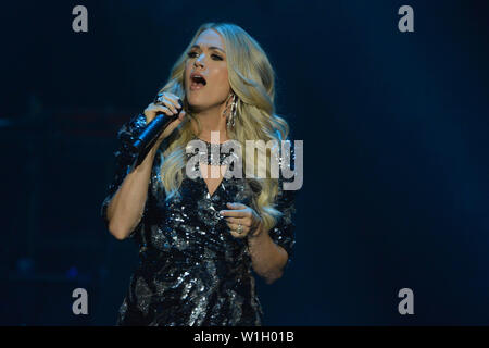 Glasgow, UK. Vom 2. Juli 2019. Carrie Underwood live in Concert während ihrer "Der Schrei ziemlich Tour UK" Carrie Underwood aus dem Versprechen, ihr American Idol 2005 hervorgegangenen gewinnen eine echte multi-Format, multi-media Superstar, Spanning Leistungen in Musik, Fernsehen und Film. Sieben GRAMMY® Award Gewinner, sie hat 64 Millionen Platten weltweit verkauft und aufgezeichnete 26 #1 singles, 13 von denen Sie Co-schrieb. Credit: Colin Fisher/Alamy leben Nachrichten Stockfoto