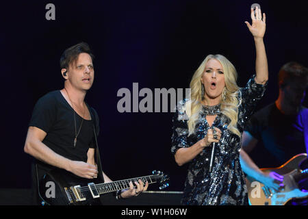 Glasgow, UK. Vom 2. Juli 2019. Carrie Underwood live in Concert während ihrer "Der Schrei ziemlich Tour UK" Carrie Underwood aus dem Versprechen, ihr American Idol 2005 hervorgegangenen gewinnen eine echte multi-Format, multi-media Superstar, Spanning Leistungen in Musik, Fernsehen und Film. Sieben GRAMMY® Award Gewinner, sie hat 64 Millionen Platten weltweit verkauft und aufgezeichnete 26 #1 singles, 13 von denen Sie Co-schrieb. Credit: Colin Fisher/Alamy leben Nachrichten Stockfoto