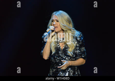 Glasgow, UK. Vom 2. Juli 2019. Carrie Underwood live in Concert während ihrer "Der Schrei ziemlich Tour UK" Carrie Underwood aus dem Versprechen, ihr American Idol 2005 hervorgegangenen gewinnen eine echte multi-Format, multi-media Superstar, Spanning Leistungen in Musik, Fernsehen und Film. Sieben GRAMMY® Award Gewinner, sie hat 64 Millionen Platten weltweit verkauft und aufgezeichnete 26 #1 singles, 13 von denen Sie Co-schrieb. Credit: Colin Fisher/Alamy leben Nachrichten Stockfoto