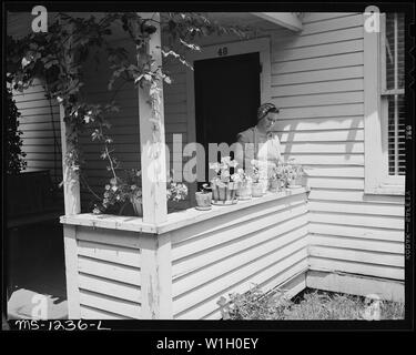 Frau Irene Shelton, deren Mann in meinem Unfall im Juli, 1946 getötet wurde, auf der Veranda Ihrer sechs Zimmer und Bad Haus. Sie glaubt, die Gesellschaft wird Ihre Fragen schnell zu bewegen. Jewell Ridge Coal Company, Jewell Ridge Mine, Jewell Ridge Tazewell County, Virginia. Stockfoto