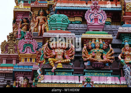Statuen auf den Turm von hinduistischer Tempel, Tamil Nadu, Indien Stockfoto