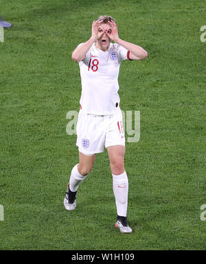 England's Ellen White feiert zweiten Ziel ihrer Seite des Spiels zählen vor VAR rues das Ziel off-Seite während der FIFA Frauen-WM Finale im Stade de Lyon. Stockfoto