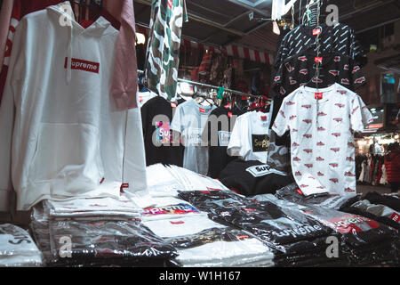 Seoul, Südkorea - 08.05.18: Straße Kleidung Supreme stall in Asien. Nacht Verkauf von Kleidung auf der Straße. die Straße Handel Stockfoto