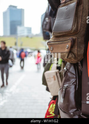 Seoul, Südkorea - 13.05.18: Verkauf von Taschen auf dem koreanischen Markt. Viele Taschen hängen in einem Schaufenster in einer geschäftigen Straße. Stockfoto