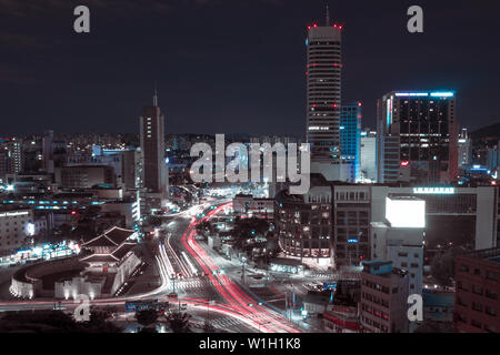 Nacht in Seoul, Südkorea. Landschaft der Nacht Stadt der Zukunft. Nacht Stadt mit viel Verkehr. Light Trail von Autos auf der backgrou Stockfoto