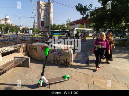 Bukarest, Rumänien - Juli 02, 2019: ein Kalk-S Elektroroller befindet sich neben der U-Bahnstation Universität in Bukarest geparkt. Dieses Bild ist fo Stockfoto