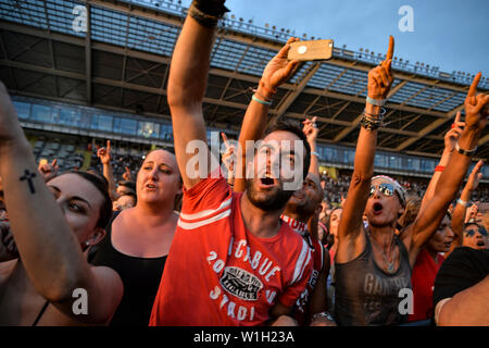 Fans jubeln für Luciano Ligabue live auf der Bühne im Stadio Olimpico Grande Torino in Turin für die "Tour 2019". Stockfoto