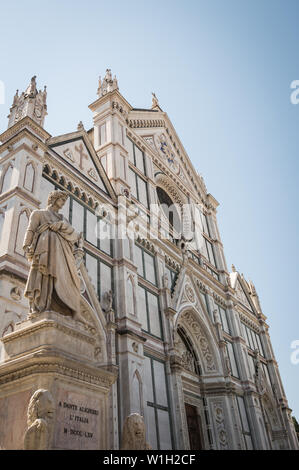 Danthe Alighieri, das Thema der Göttlichen Komödie. Statue vor Santa Croce, Florenz, Italien Stockfoto