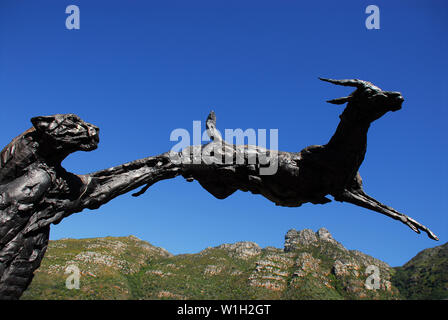 Schönen Botanischen Garten Kirstenbosch in Kapstadt, Südafrika Dylan Lewis Bronze Skulptur eines Geparden sprang nach einem Impala. Stockfoto