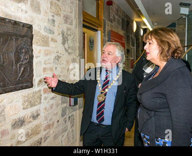 Fiona Hyslop, Schottische Regierung Minister visits John Gray Center mit Provost John McMillan. Haddington, East Lothian, Schottland, Großbritannien Stockfoto