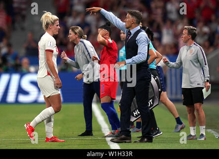 England's Millie Hellen (links) ist eine rote Karte durch den Schiedsrichter Edina Alves Batista (nicht abgebildet) während der FIFA Frauen-WM Finale im Stade de Lyon. Stockfoto
