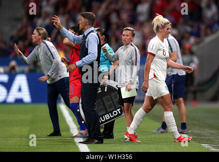 England's Millie Hell (rechts) ist eine rote Karte durch den Schiedsrichter Edina Alves Batista (nicht abgebildet) während der FIFA Frauen-WM Finale im Stade de Lyon. Stockfoto