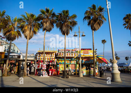 Venice Beach Boardwalk bei Sonnenuntergang, Los Angeles, Kalifornien, USA Stockfoto
