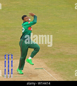 Birmingham, Großbritannien. 02 Juli, 2019. Shakib Al Hasan von Bangladesch bowling während der Bangladesh v Indien, ICC Cricket World Cup Match, bei Edgbaston, Birmingham, England. Credit: ESPA/Alamy leben Nachrichten Stockfoto