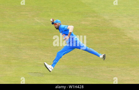 Birmingham, Großbritannien. 02 Juli, 2019. Hardik Pandya von Indien fielding während der Bangladesh v Indien, ICC Cricket World Cup Match, bei Edgbaston, Birmingham, England. Credit: ESPA/Alamy leben Nachrichten Stockfoto