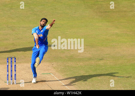 Birmingham, Großbritannien. 02 Juli, 2019. Jasprit Bumrah von Indien bowling während der Bangladesh v Indien, ICC Cricket World Cup Match, bei Edgbaston, Birmingham, England. Credit: ESPA/Alamy leben Nachrichten Stockfoto