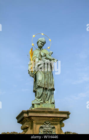 Der Tschechischen Republik. Prag. Statue des Hl. Johannes von Nepomuk auf Karluv bridge Stockfoto