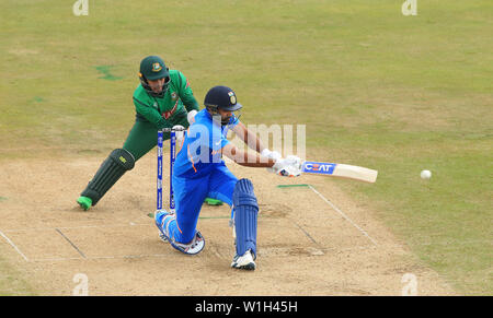 Birmingham, Großbritannien. 02 Juli, 2019. Rohit Sharma aus Indien spielt eine Schleife, das während des Bangladesh v Indien, ICC Cricket World Cup Match, bei Edgbaston, Birmingham, England. Credit: ESPA/Alamy leben Nachrichten Stockfoto