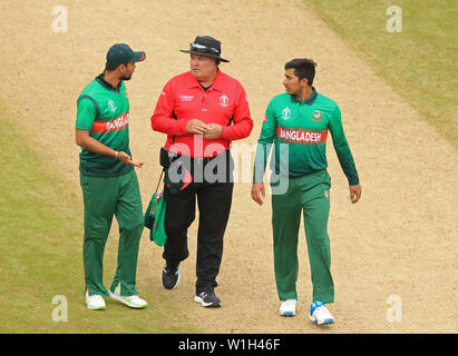 Birmingham, Großbritannien. 02 Juli, 2019. Mortaza mashrafe von Bangladesch im Gespräch mit dem Schiedsrichter Marais Erasmus während der Bangladesh v Indien, ICC Cricket World Cup Match, bei Edgbaston, Birmingham, England. Credit: ESPA/Alamy leben Nachrichten Stockfoto