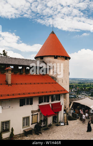 Bled, Slowenien - September 8, 2018: Blick auf die Burg von Bled Innenhof, Turm und Burganlage mit Cafés und Souvenirläden, auf der Ba entfernt Stockfoto