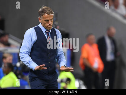 Lyon, Frankreich. 02 Juli, 2019. Englands Trainer Phil Neville Gesten während der FIFA Frauen-WM-Halbfinale Fußballspiel zwischen England und USA im Stade de Lyon. Credit: Sebastian Gollnow/dpa/Alamy leben Nachrichten Stockfoto