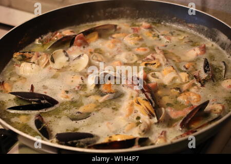 Fischsauce mit Muscheln, Garnelen, Krabben, Muscheln Stockfoto