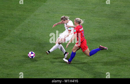 England's Ellen White (links) Scores zweites Ziel ihrer Seite des Spiels, die dann für unzulässig - Seite während der FIFA Frauen-WM Finale im Stade de Lyon. Stockfoto