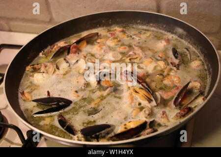 Fischsauce mit Muscheln, Garnelen, Krabben, Muscheln Stockfoto