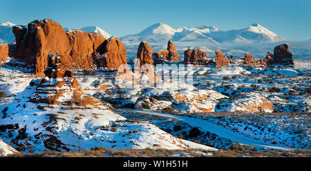 Die Windows Abschnitt des Arches National Park wirkt wie eine Mondlandschaft gegen die schneebedeckten Gipfel der La Sal Mountains in der Nähe von Moab, Utah. (C) 201 Stockfoto