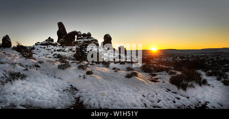 Die Sonne geht auf Turret Arch im Arches National Park wie frisch gefallener Schnee bildet ein Muster auf der Fläche der Wüste. (C) 2012 Tom Kelly Stockfoto