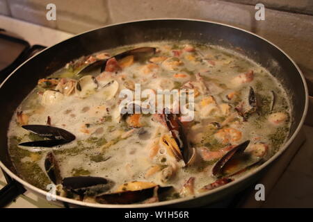 Fischsauce mit Muscheln, Garnelen, Krabben, Muscheln Stockfoto