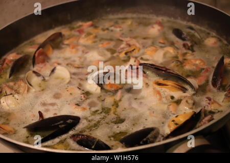 Fischsauce mit Muscheln, Garnelen, Krabben, Muscheln Stockfoto