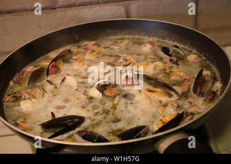 Fischsauce mit Muscheln, Garnelen, Krabben, Muscheln Stockfoto