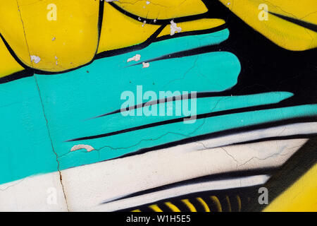 Helle Fragment der Wand mit alte abgeplatzte Farbe in bunten Farben, Scratch, grunge Textur close-up. Modernen abstrakten Hintergrund Stockfoto