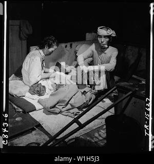 Marine Fotograf Bilder leiden und Ruinen, die von der Atombombe in Hiroshima, Japan führte. Blast Opfer leben in Fliegen - geplagte Krankenhaus in Bank Gebäude. Stockfoto