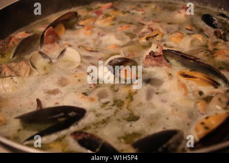 Fischsauce mit Muscheln, Garnelen, Krabben, Muscheln Stockfoto