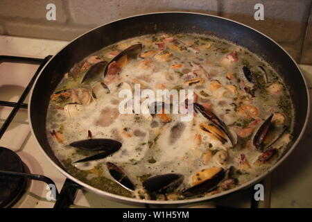 Fischsauce mit Muscheln, Garnelen, Krabben, Muscheln Stockfoto