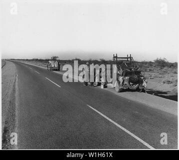 In der Nähe von Coolidge auf Landstraße 87, Pinal County, Arizona. Wandernden weißen Baumwollpflücker, indem der Motor abgestellt ist. . .; Umfang und Inhalt: Die Bildunterschrift lautet wie folgt: In der Nähe von Coolidge auf Landstraße 87, Pinal County, Arizona. Wandernden weißen Baumwollpflücker von Motor Probleme neben der Straße angehalten. In Verbindung stehende Familie Gruppen häufig reisen, wie dieses, in Paaren oder in Wohnwagen von drei oder vier. Stockfoto