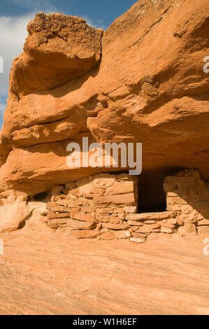 Anasazi Indianer Korn in diesem Getreidespeicher hoch auf einem Mesa in der Nähe von Aztec Butte zu speichern. Dies ist eine von mehreren Getreidespeicher in der Gegend, viele gut PRESERV Stockfoto