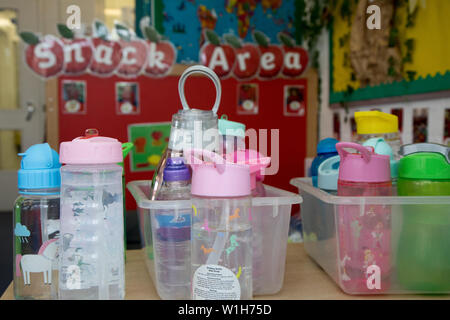 Plastikflaschen an einer Schule, dass Kinder, die in als Maß Nutzung des verfügbaren Kunststoffe einzudämmen. Die Schule ist in Harlesden, London. Stockfoto