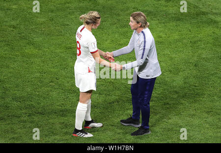 England's Ellen White (links) und USA Haupttrainer Jill Ellis (rechts) nach dem Schlusspfiff während der FIFA Frauen-WM Finale im Stade de Lyon. Stockfoto