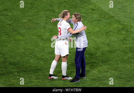 England's Ellen White (links) und USA Haupttrainer Jill Ellis (rechts) nach dem Schlusspfiff während der FIFA Frauen-WM Finale im Stade de Lyon. Stockfoto