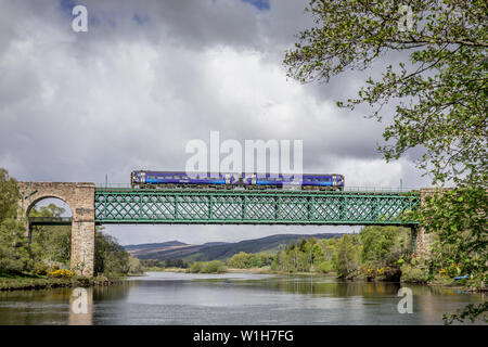 Scotrail Klasse 158 Nr. 158706 Kreuze Shin Viadukt in der Nähe von Invershin, Highlands, Schottland, UK Stockfoto