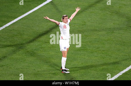 England's Ellen White Appelle für eine Strafe nach dem durch die USA Becky Sauerbrun (nicht abgebildet) während der FIFA Frauen-WM Finale im Stade de Lyon verschmutzt wird. Stockfoto