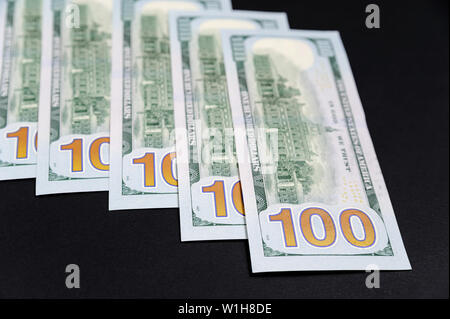 Banknoten 100 US-Dollar auf einem schwarzen Hintergrund. Stockfoto