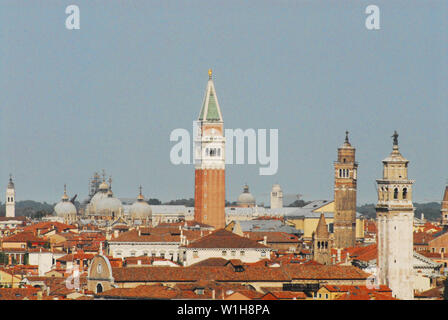 Einen herrlichen Überblick und das Stadtbild von Venedig, Italien, als von einem Kreuzfahrtschiff gesehen. Stockfoto