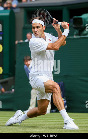 Wimbledon, London, UK. 2. Juli 2019. Roger Federer von der Schweiz während der Männer singles Match der ersten Runde der Wimbledon Lawn Tennis Championships gegen Lloyd Harris von Südafrika an der All England Lawn Tennis und Croquet Club in London, England am 2. Juli 2019. Quelle: LBA/Alamy leben Nachrichten Stockfoto