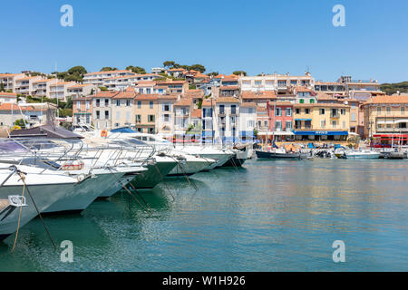 Cassis, Frankreich; 22. Juni 2019; Freizeit Boote im Hafen mit bunten Gebäude hinter gefüttert Stockfoto