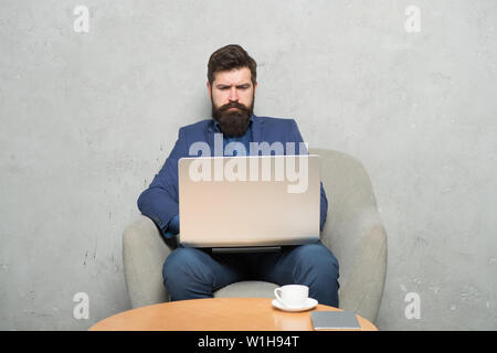 Geschäftsmann Laptop. Mann trinken Kaffee im Büro. Reaktion auf geschäftliche E-Mails. Digitales Marketing. Im Internet surfen. Online kaufen. Projekt Manager. Geschäftliche Korrespondenz. Moderne Geschäftsmann. Stockfoto